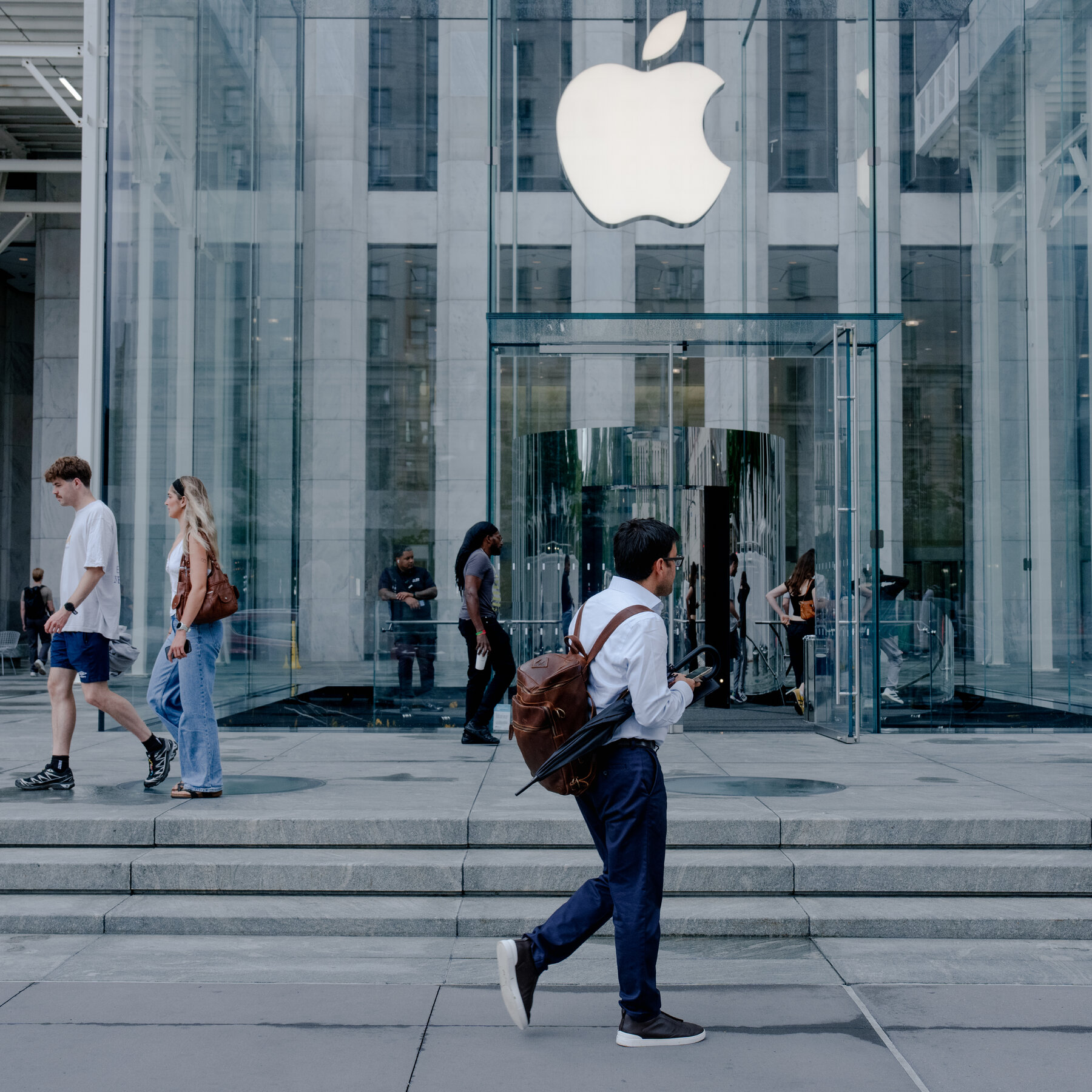Apple báo lợi nhuận tăng 27% do điều chỉnh giá