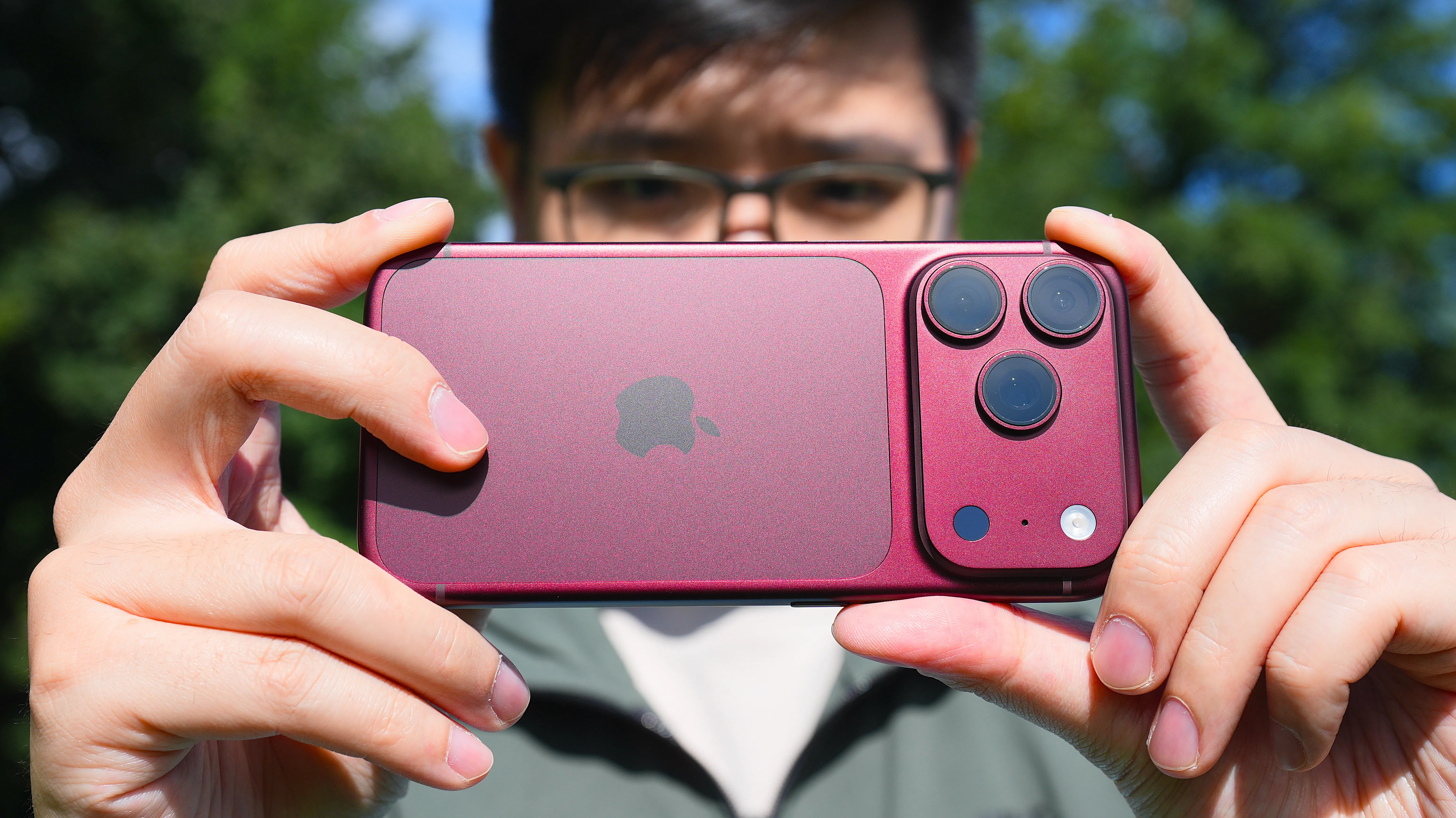 Apple phát hành iOS 27.2 với Siri AI và FaceTime