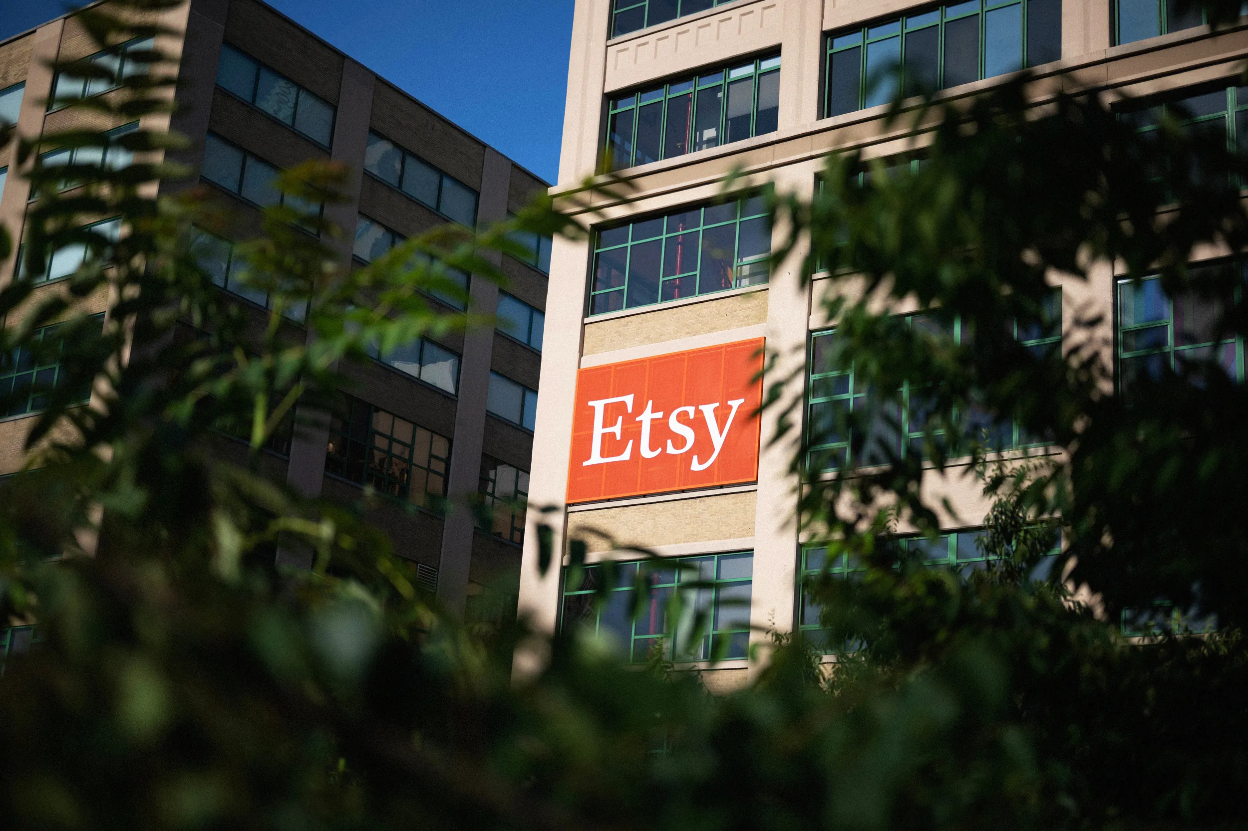 Người bán hàng truyền thống rời Etsy vì sản phẩm AI và drop-shipping tràn ngập