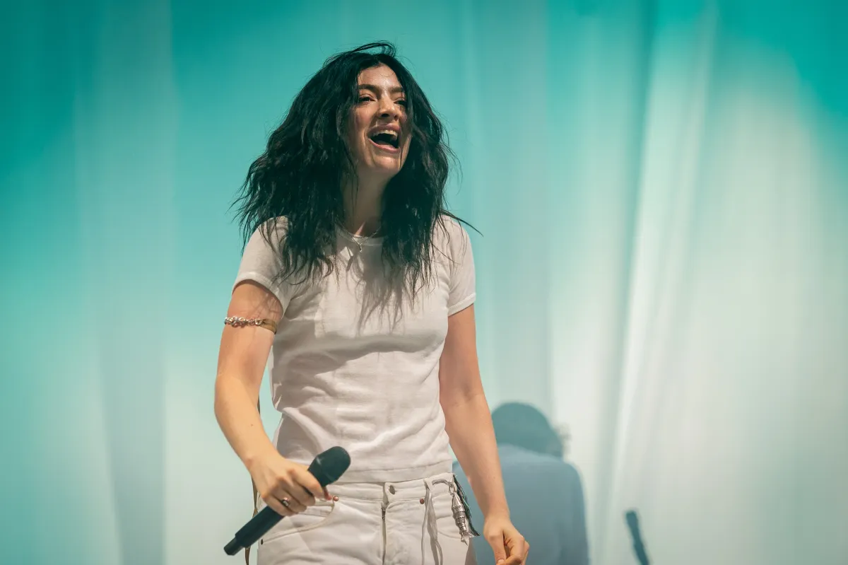 Lorde nói kính AI 'không quyến rũ'