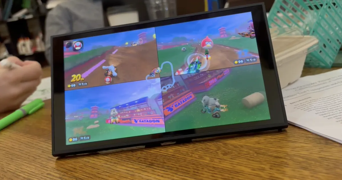 Switch 2 bị phá khóa bằng game cũ và AI