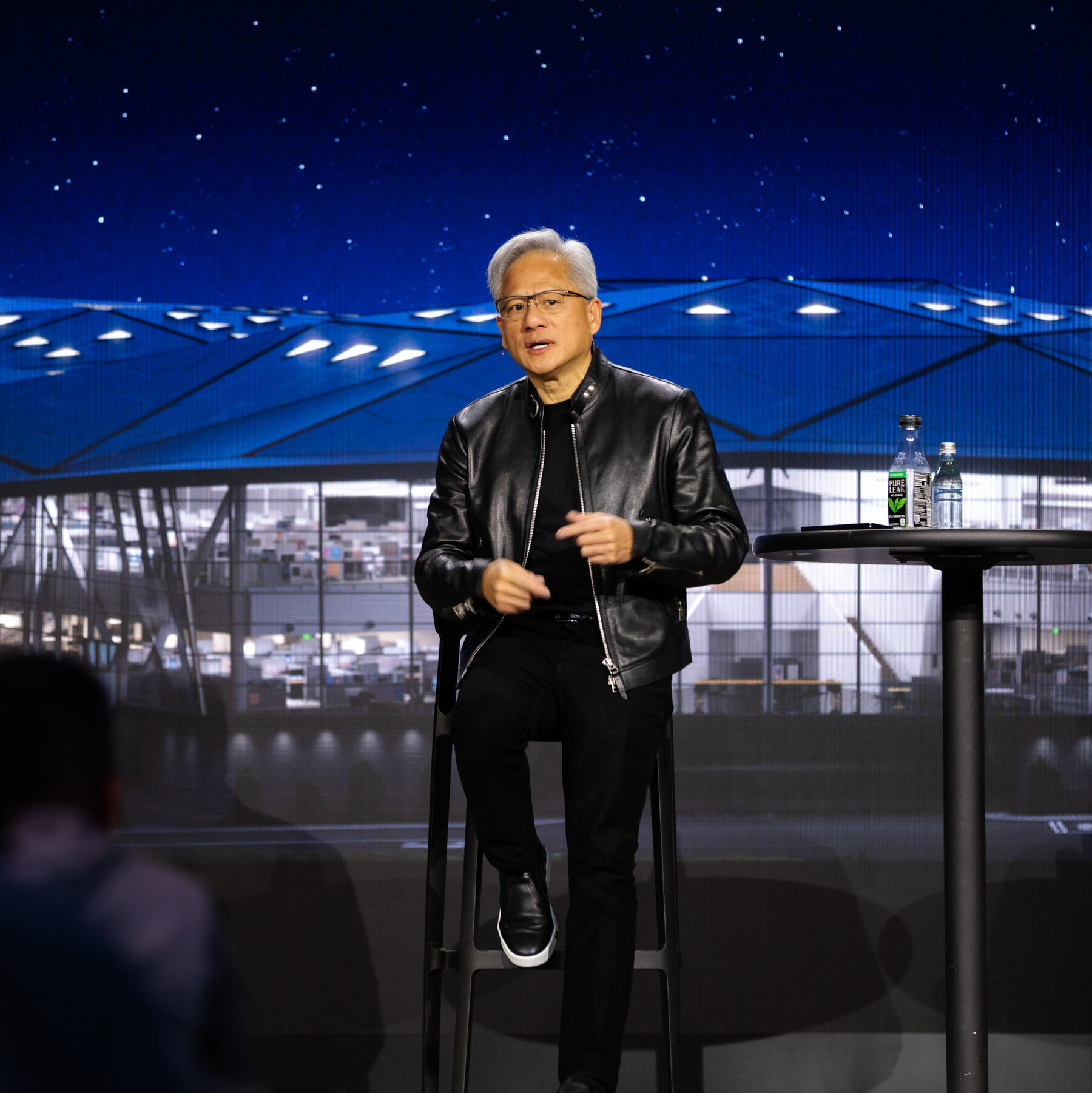 Trump gọi Jensen Huang trên sân khấu, bác lo ngại về AI
