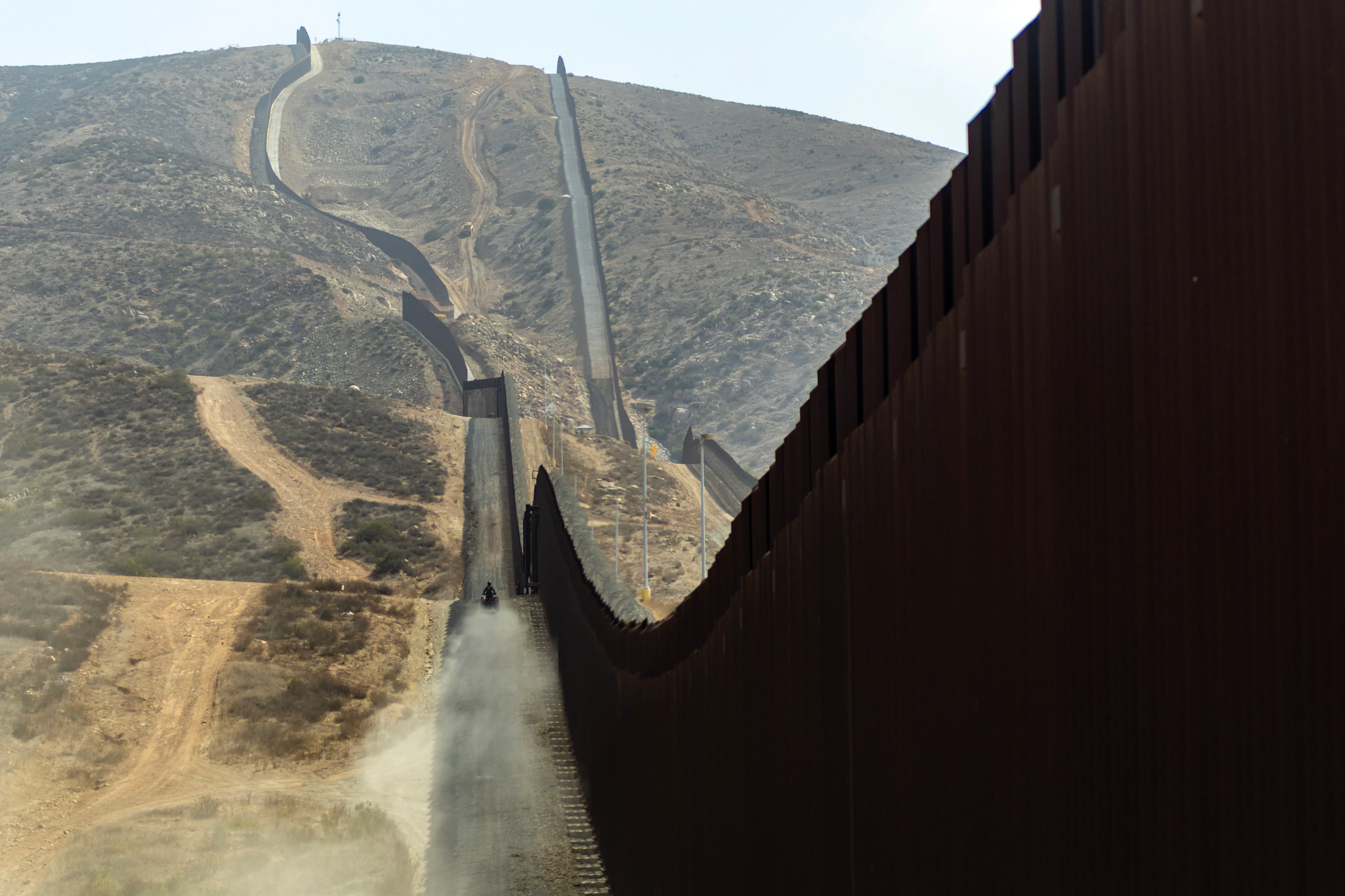 Người chết gần tháp giám sát trên biên giới Mỹ-Mexico