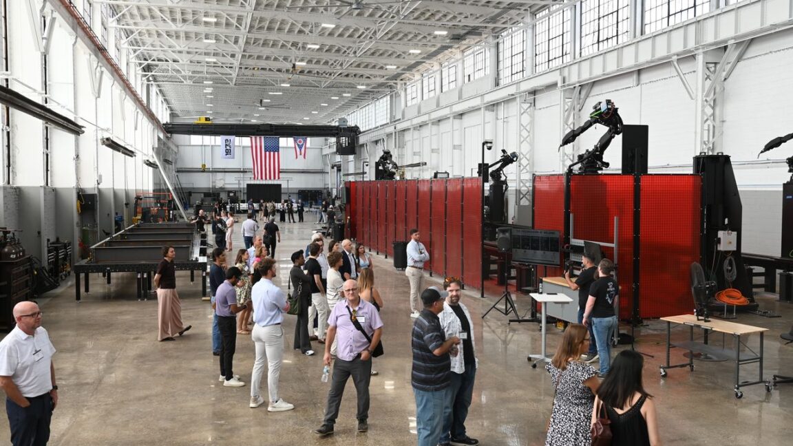 Ba kỹ sư cũ SpaceX lập startup nhà máy robot sản xuất chi tiết thép