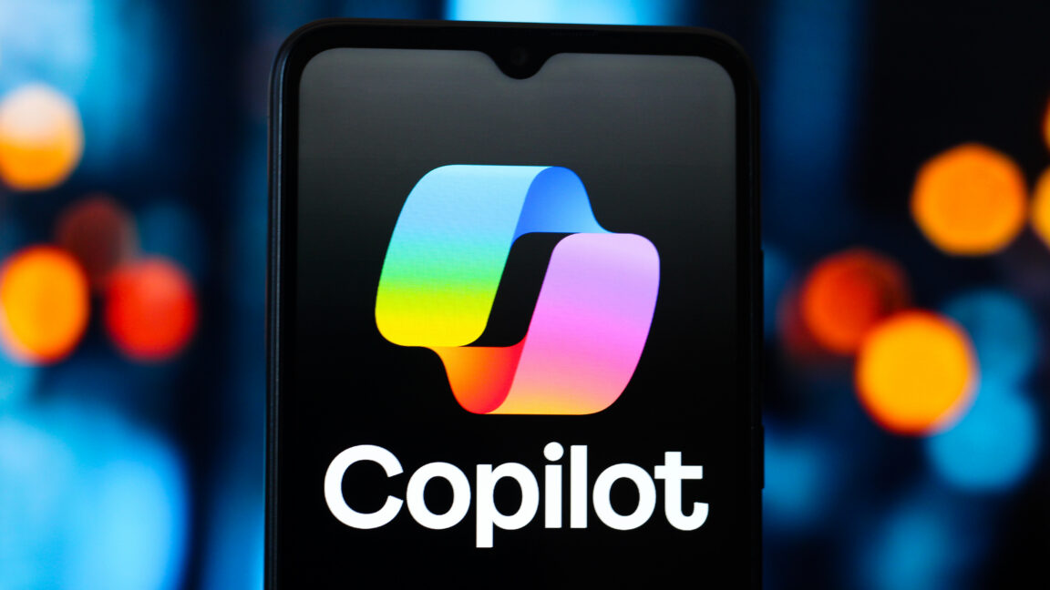 Các nhà nghiên cứu khai thác lỗ hổng khiến Microsoft 365 Copilot Enterprise để lộ dữ liệu