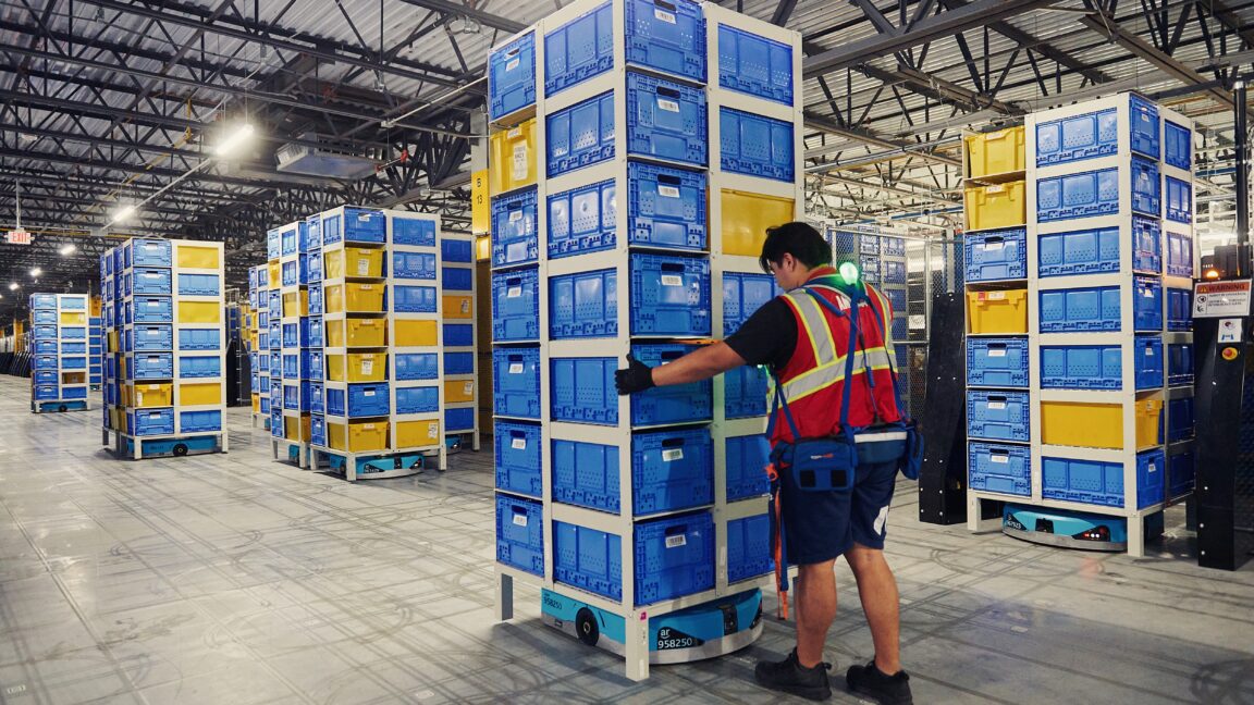 Amazon có hơn 1 triệu rô-bốt và 1,5 triệu nhân viên